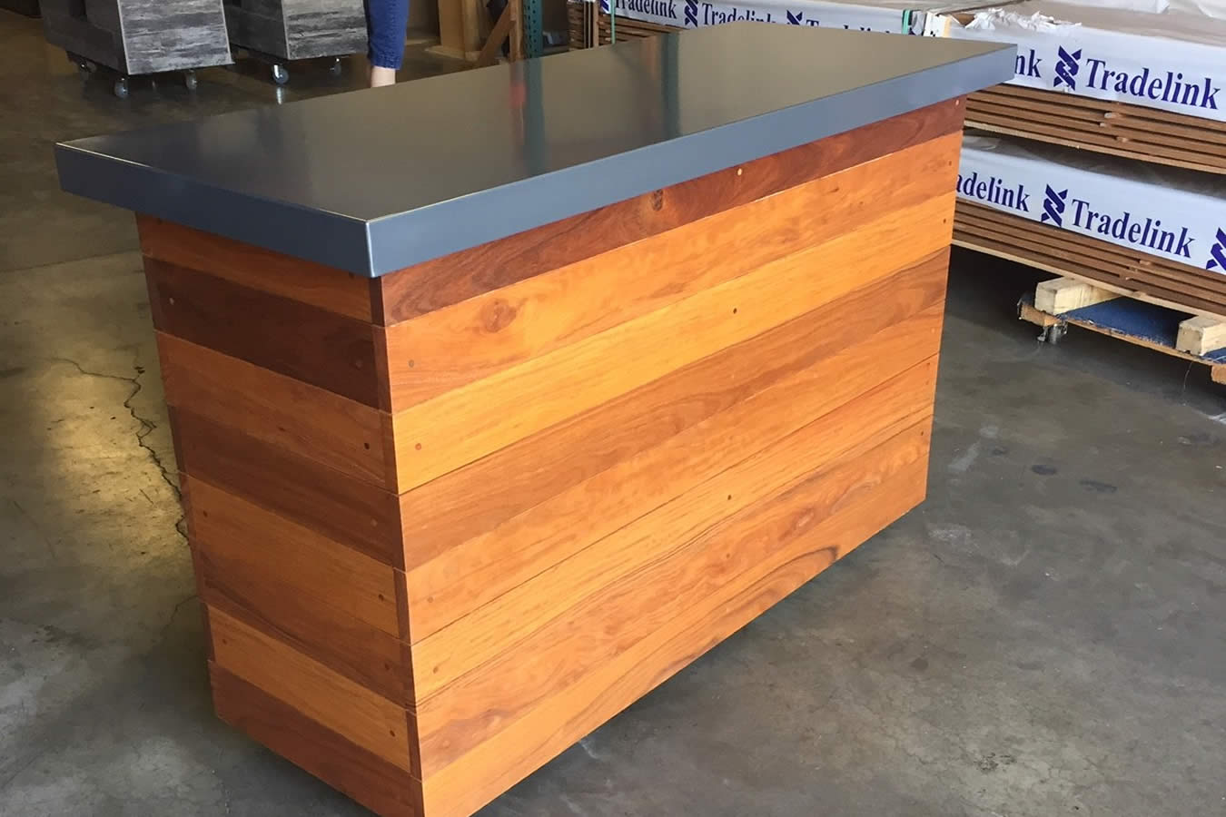 Metal T Top With Solid Cumaru Wood Outdoor Tv Lift Cabinet